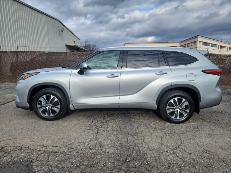 Used 2020 Toyota Highlander XLE for sale Sold at Victory Lotus in New Brunswick, NJ 08901 2