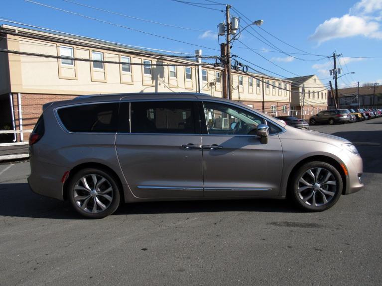 Used 2018 Chrysler Pacifica Limited for sale Sold at Victory Lotus in New Brunswick, NJ 08901 8