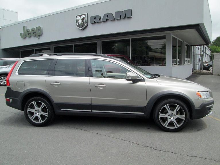 Used 2014 Volvo XC70 3.0L T6 for sale Sold at Victory Lotus in New Brunswick, NJ 08901 8