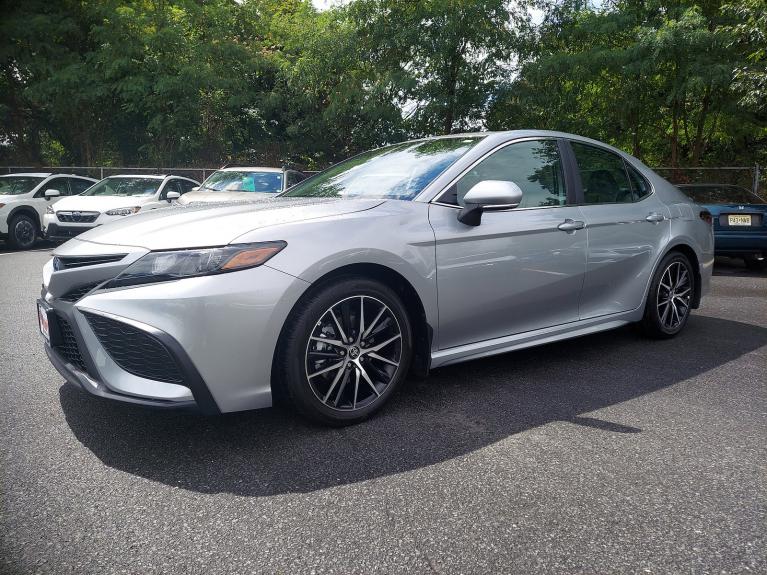 Used 2022 Toyota Camry Hybrid SE for sale Sold at Victory Lotus in New Brunswick, NJ 08901 3